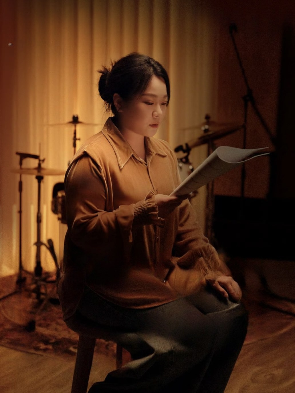 哪吒2配音演员吕艳婷正在源音录音室配音